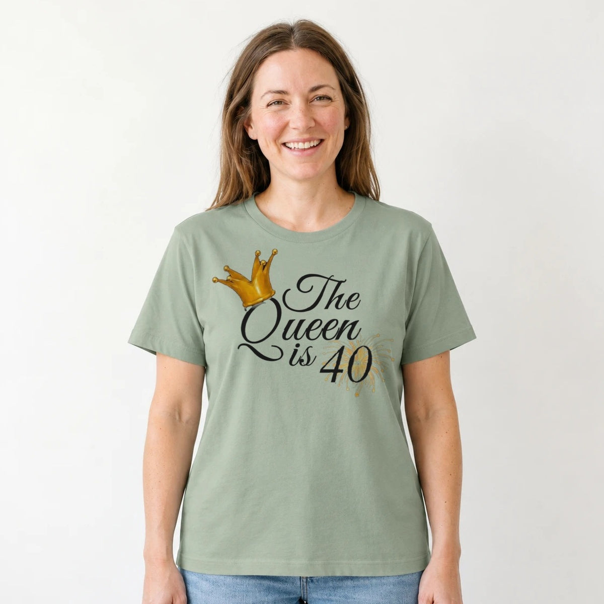 The Queen Is 40 - 40th Birthday Queen T-Shirt for Women - Sage Green Round Neck